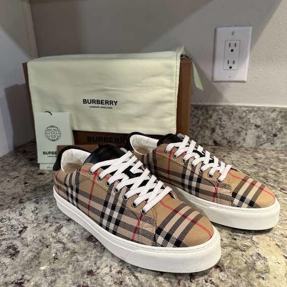 EUC Burberry Men’s shoes - size 9- worn maybe twice Authentic - Picture 1 of 5